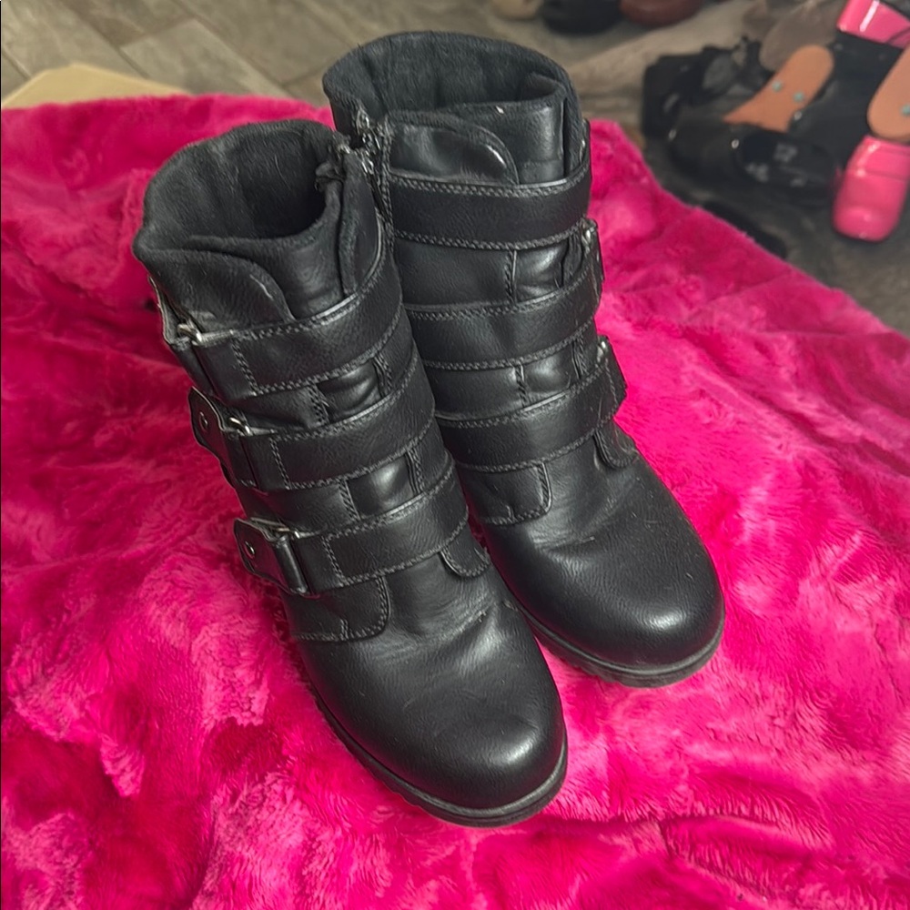 Khombu Black Moto Boots with Buckle Straps
